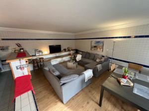 ein Wohnzimmer mit einer Couch und einem Tisch in der Unterkunft Ferienwohnung Thiel in Neumark