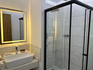 bagno con lavandino e doccia di KT SUİTE a Ankara