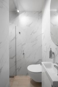 A bathroom at Elite Apartments Garncarska Classy