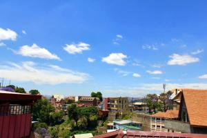 una ciudad con edificios y un cielo azul con nubes en One bedroom house with wifi at Antananarivo en Antananarivo