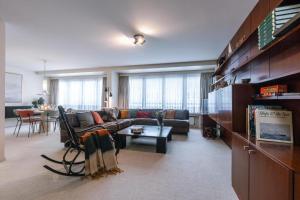 een woonkamer met een bank en een tafel bij Apartment Alios in Oostende
