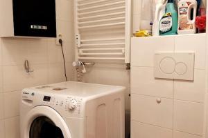 een witte wasmachine en droger in een keuken bij Útulný pokoj pro 1 osobu ve sdíleném bytě se ženou in Praag