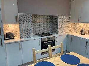 Kuchyň nebo kuchyňský kout v ubytování Wood Green Budget Rooms - Next to Mall & Metro Station - 10 Min to City Center