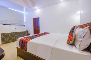1 dormitorio con 1 cama blanca grande en una habitación en FabHotel Prime WS Beach Resort, en Goa