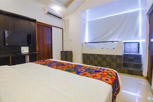 Habitación de hotel con cama y ventana en FabHotel Prime WS Beach Resort, en Goa