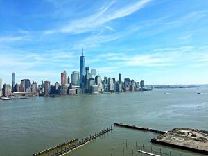 uma vista da cidade a partir da água em Cozy apartment with city skyline. Easy commute midtown Manhattan. em Jersey City