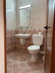 La salle de bains est pourvue de toilettes et d'un lavabo. dans l'établissement Relax Sarafovo, à Bourgas