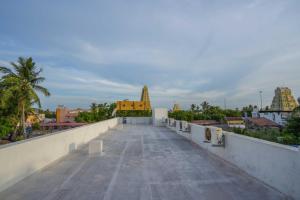 una vista desde el techo de un templo en Hotel Arya Grand Rameswaram by Nimalan, en Rameswaram