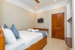 Postel nebo postele na pokoji v ubytování Hotel Arya Grand Rameswaram by Nimalan