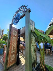 オータキャンツにあるKefi Beach & Suitesの植物のあるパティオへとつながる開放的なドア