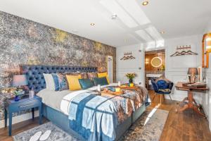 um quarto com uma cama grande e uma cabeceira azul em The Ley Arms em Exeter