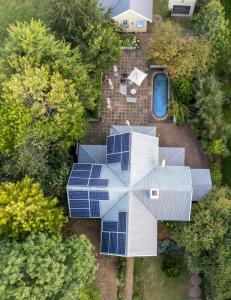 una vista aérea de una casa con paneles solares en su techo en The Rose Cottage B&B en Dullstroom