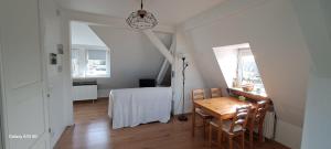 cocina y comedor con mesa y sillas en Judits Apartments, en Berlín
