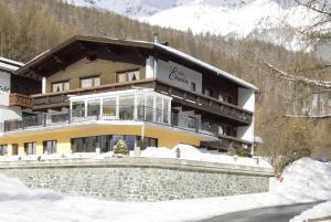 un gran edificio en la nieve en una montaña en Haus Erwin Appartement, en Sölden