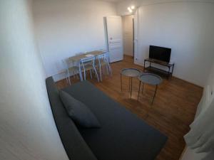 un soggiorno con divano, tavolo e sedie di 40m² totalement rénovés belle vue dégagée (102) a Villeneuve-Saint-Georges