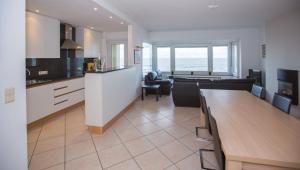 kuchnia i salon z widokiem na ocean w obiekcie Bright Apartment With Sea View w Ostendzie
