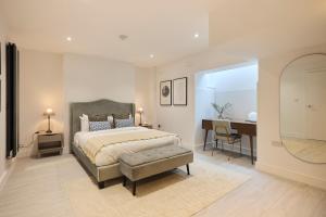 The Kingswood Place - Modern 2BDR with Terrace في West Dulwich: غرفة نوم فيها سرير ومكتب