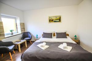 a bedroom with a bed with two towels on it at Villa Emilia in Nový Šaldorf