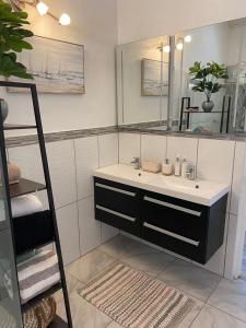 La salle de bains est pourvue d'un lavabo et d'un miroir. dans l'établissement Stunning Villa overlooking Friendship Bay Beach, à Union