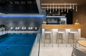 Bazén v ubytovaní Wellness Hotel Svornost alebo v jeho blízkosti