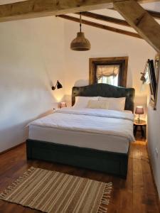 1 dormitorio con 1 cama grande en una habitación en Casuta cu Mar de la Joyard en Porumbacu de Sus