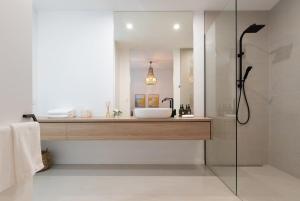 een badkamer met een wastafel en een douche bij Villa Gwen: Character Home Moments from the City in Invermay