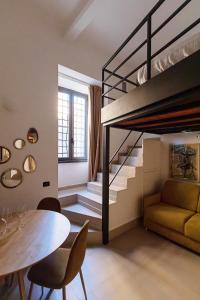 ein Wohnzimmer mit einem Hochbett und einem Tisch in der Unterkunft Restart Accommodations Colle Oppio e Paganini in Rom