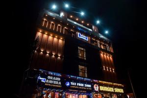 um grande edifício com luzes acesas à noite em Grand Savera Hotel & Banquet Bihar em Saharsa