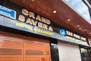um sinal para um hotel e banquete num edifício em Grand Savera Hotel & Banquet Bihar em Saharsa