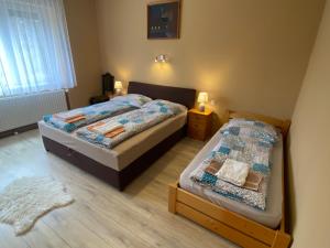 Postel nebo postele na pokoji v ubytování Patak-parti Vendégház + 17 fotografií