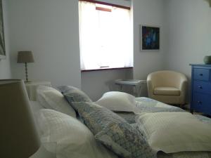 A seating area at Seafront Villa Aggeliki