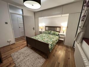a small bedroom with a bed and a bathroom at Specious 2 x double bedroom flat in London E18 in London