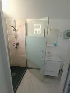 ein Bad mit einer Dusche und einem Waschbecken in der Unterkunft Beautiful house near the beach, 4 bedrooms in Bidart