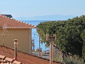 ein Kreuz auf einem Haus mit dem Ozean im Hintergrund in der Unterkunft Il Castelluccio in San Vincenzo
