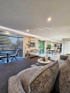 sala de estar con sofá y mesa en Golden Pearl, en Christchurch