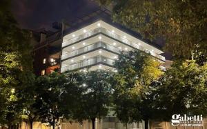 un edificio con luces en el lateral. en Stilicone 15 - Luxury apt 4D, en Milán