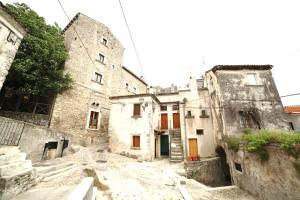 Une allée dans un vieux bâtiment en pierre dans l'établissement Case Vacanza Al Borgo Antico, à Vico del Gargano