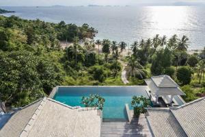 vista aerea su una piscina e sull'oceano di Luxury villa Seaview & Sunset 100m from the beach a Ko Phangan