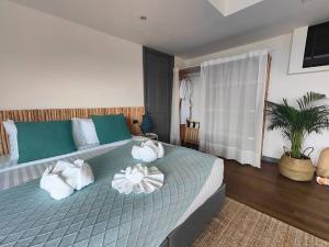 מיטה או מיטות בחדר ב-Luxury villa Seaview & Sunset 100m from the beach