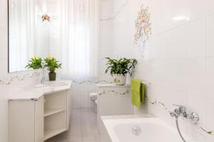 Baño blanco con aseo y lavamanos en Casa delle Zagare, en San Bartolomeo al Mare