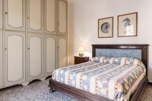 1 dormitorio con 1 cama y vestidor en Casa delle Zagare, en San Bartolomeo al Mare