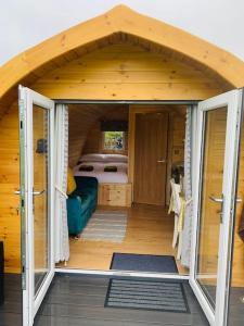 Casa pequeña con 1 dormitorio y 1 cama en The Pod Over By en Kilmichael Glassary