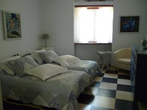 Giường trong phòng chung tại Seafront Villa Aggeliki