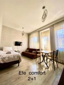 شقق إي ام سي فتيح  في إسطنبول: غرفة نوم بسرير وطاولة واريكة