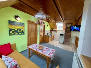 Televízia a/alebo spoločenská miestnosť v ubytovaní Holiday Resort Švárny