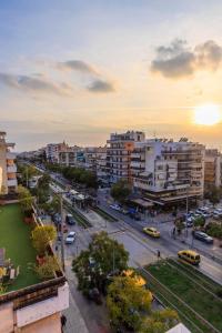 eine Stadt mit Gebäuden und eine Straße mit Autos in der Unterkunft Aiolos luxury loft new Smyrni centre in Athen