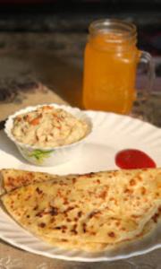 eine weiße Platte mit zwei Stücken Essen auf dem Tisch in der Unterkunft Laskus , Darjeeling in Darjeeling