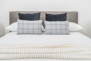 カステッランマーレ・ディ・スタービアにあるTavernola35 - Luxury apartmentのベッド(白いシーツ、枕付)