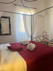 ein Schlafzimmer mit einem Bett mit Handtüchern darauf in der Unterkunft Cocciu D’amuri in Palermo