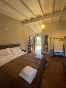 una camera con un grande letto di Aminta Resort a Genazzano